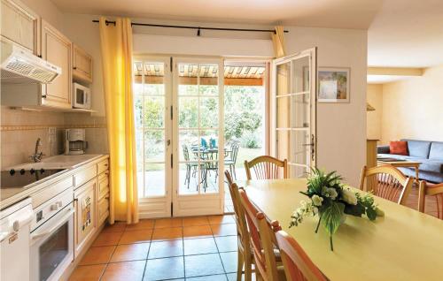 Le Domaine De Fayenceにあるキッチンまたは簡易キッチン