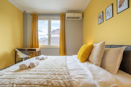 Ένα ή περισσότερα κρεβάτια σε δωμάτιο στο Golden Glow Residence