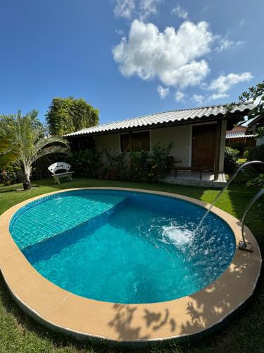 - une piscine dans la cour d'une maison dans l'établissement Vila do Coco - Milagres AL, à São Miguel dos Milagres