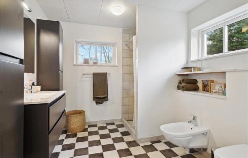 een badkamer met een zwart-wit geruite vloer bij Stunning Home In Allingbro With Wifi in Allingåbro