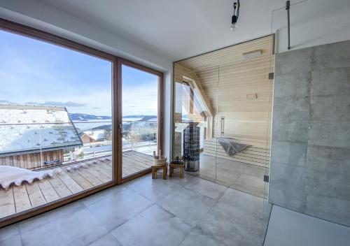 baño con ducha y ventana grande en 1A Chalet 'Horst' Wandern und Grillen, Panorama Sauna! en Klippitztorl