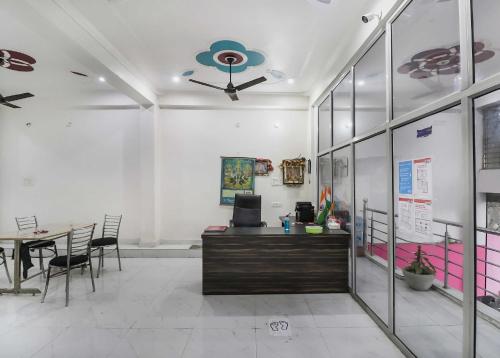 - un bureau avec une table et un ventilateur de plafond dans l'établissement OYO 78880 Rajdhani Hotel, à Kākori