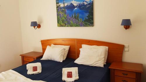 Un dormitorio con una cama con dos almohadas encima. en Praia Oura Sunset, en Albufeira