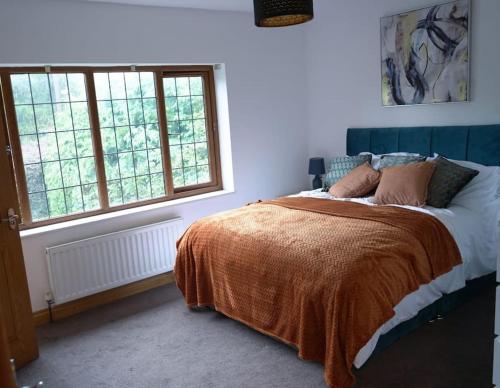 1 dormitorio con cama y ventana en Home in Rugby Warwickshire, 