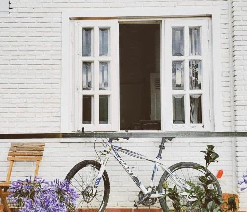 ein Fahrrad, das vor einem Fenster geparkt ist in der Unterkunft Scent Room - Village in Da Lat