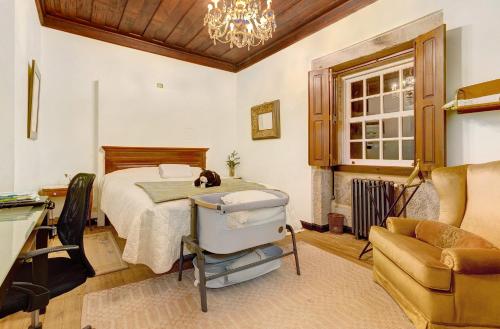 Fontoura的住宿－Quinta de San Antonio，一间卧室配有一张床、一张桌子和一把椅子