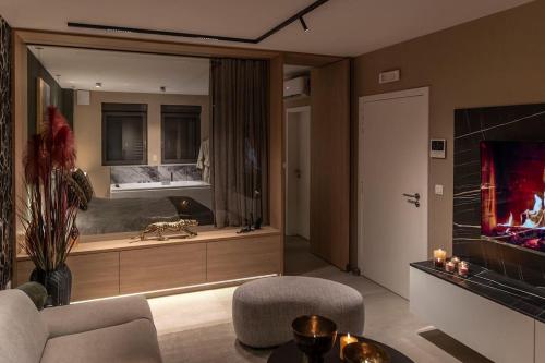 Una televisión o centro de entretenimiento en SuiteDreams - Bali Suite Liège