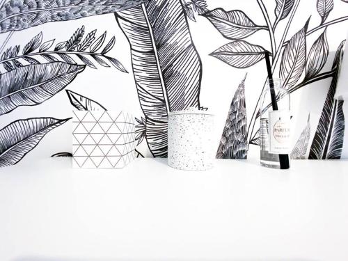 um desenho a preto e branco de uma planta sobre uma mesa em Cabana & Joli Cocon Avignon intramuros em Avignon