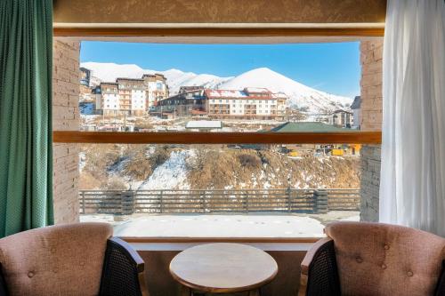 Nespecifikovaný výhled na hory nebo výhled na hory při pohledu z hotelu