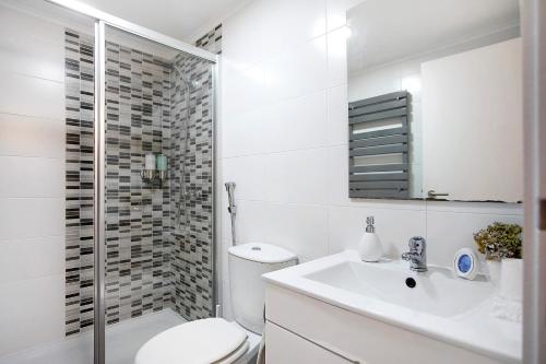 トゥルシファルにあるCasinha Da Vila Turcifalのバスルーム(トイレ、洗面台、シャワー付)