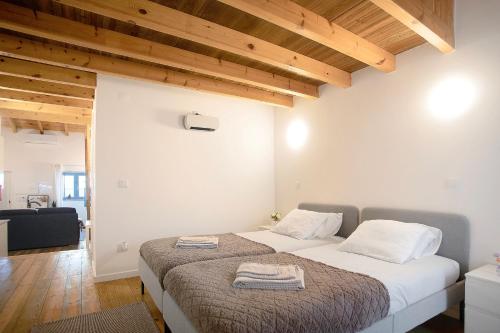 トゥルシファルにあるCasinha Da Vila Turcifalのベッドルーム1室(ベッド2台、タオル付)