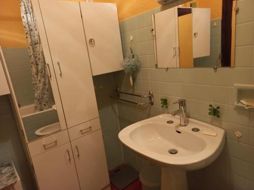chambre double vue sur montagne في La Bastide: حمام مع حوض ومرآة