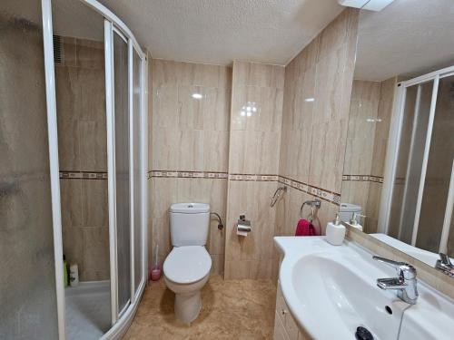 een badkamer met een toilet en een wastafel bij Apartamento Edificio Florida in Benidorm