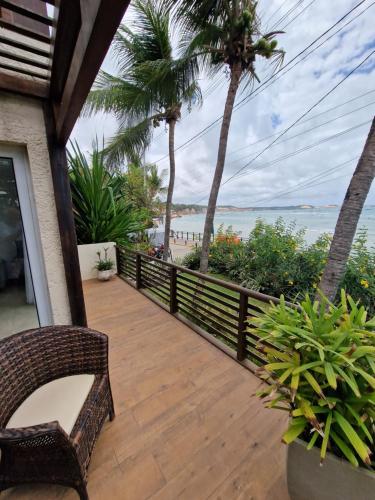 a balcony with a view of the ocean at Casa Surucuá com localização espetacular frente à Praia do Centro de Pipa - 2 a 4 quartos suite in Pipa