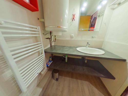 une salle de bain avec un lavabo et un miroir dans l'établissement Studio mezzanine + garage, Les Saisies, 4 pers - FR-1-594-319, à Hauteluce