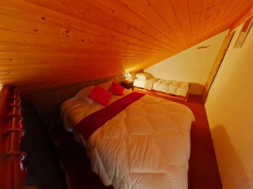 - une chambre avec un lit au plafond en bois dans l'établissement Studio mezzanine + garage, Les Saisies, 4 pers - FR-1-594-319, à Hauteluce