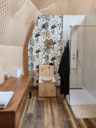 łazienka z prysznicem i drewnianym stołem w obiekcie Dôme magnifique avec spa 