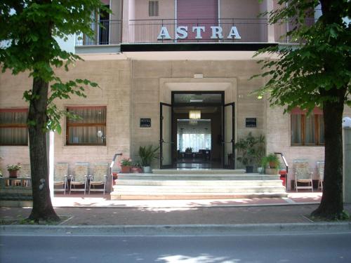 a building with the entrance to an asrar at Hotel Astra-Chianciano Terme in Chianciano Terme