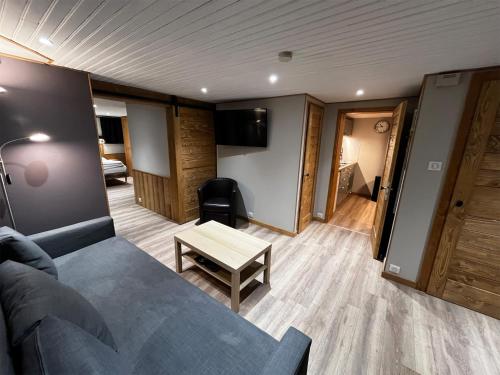 un salon avec un canapé et une table dans l'établissement Gite 