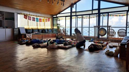 un grupo de personas tumbadas en el suelo en una habitación en Darjeeling Heights - A Boutique Mountain View Homestay, en Darjeeling