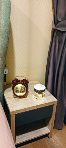 a table with a plate and a clock on it at 超赞海景高级公寓 浪漫香薰浴缸泡澡 Nexflix YouTube WiFi 喜欢浪漫宁静的您怎可错过 in Nusajaya