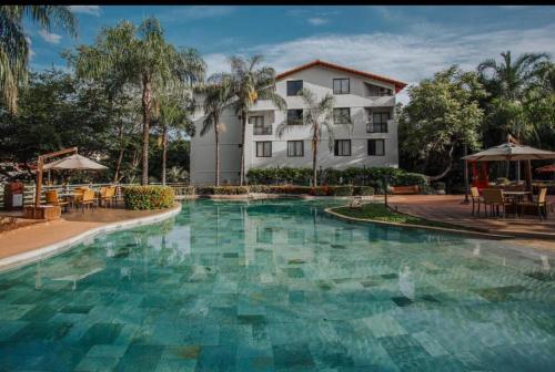 une grande piscine en face d'un bâtiment dans l'établissement Rio Quente Luupi - Apartamento - 229 P, à Rio Quente