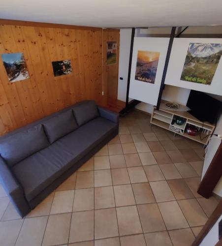 an overhead view of a living room with a couch at NEW ENTRY - Nuova villa nel verde in Mezzana