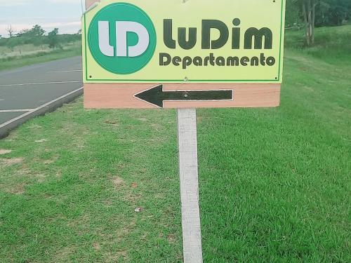 una señal con una flecha al costado de un camino en Dpto LUDIM en Federación