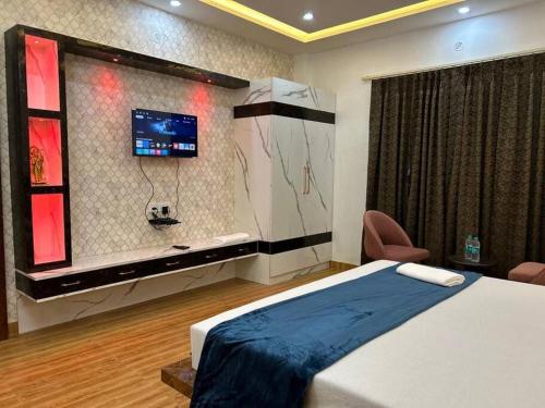 a bedroom with a bed and a tv and a basketball hoop at Apartment in Varanasi (1BHK) in Pura Raghunāth