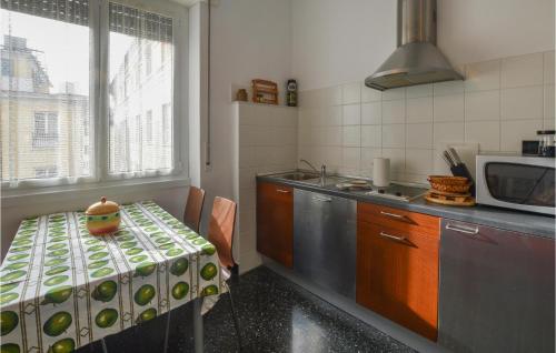 kuchnia ze stołem i kuchenką mikrofalową w obiekcie La Casa Del Cartografo w Genui