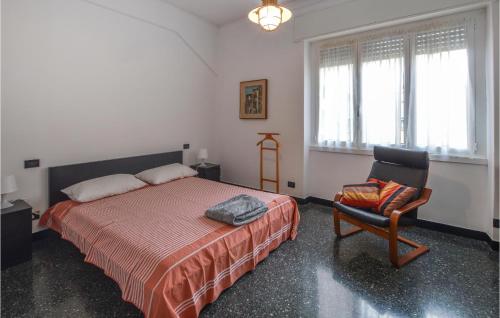 sypialnia z łóżkiem, krzesłem i oknem w obiekcie La Casa Del Cartografo w Genui