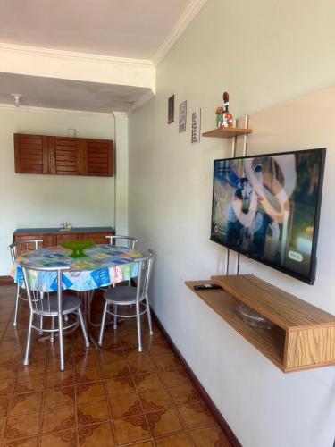 Μια τηλεόραση ή/και κέντρο ψυχαγωγίας στο Condomínio - Praia Grande - Ubatuba/SP