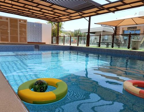 - une piscine avec deux gonflables dans l'eau dans l'établissement alshahad chalet, à Bārsit