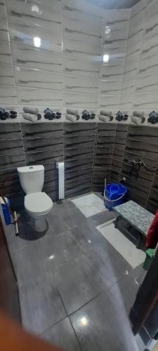 een badkamer met een toilet in een kamer bij Dar Salam in Dakhla