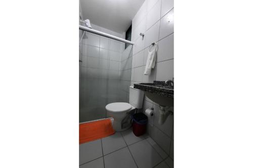 La salle de bains est pourvue de toilettes et d'un lavabo. dans l'établissement Apartamento sossegado no Universitário 704, à Caruaru