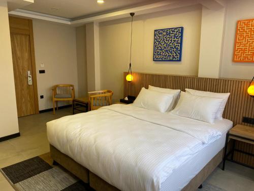 イスタンブールにあるBeL LETTO HOTELのベッドルーム1室(白い大型ベッド1台付)