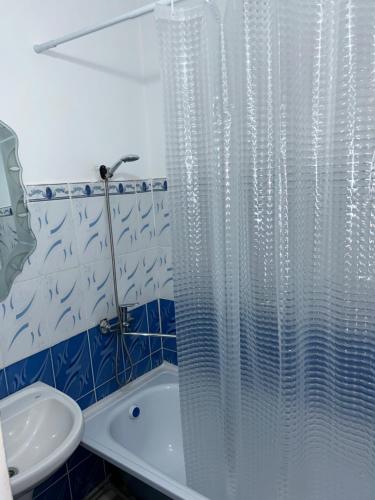 ein Bad mit einer Dusche, einem WC und einem Waschbecken in der Unterkunft Квартира в центре города,в ЖК Куралай in Qysylorda