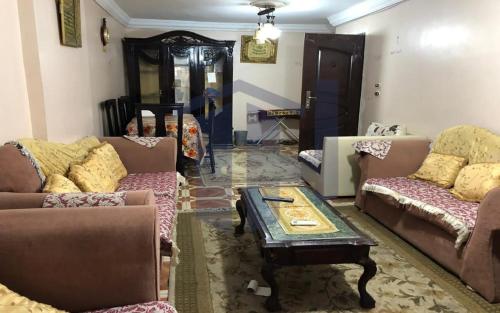 een woonkamer met banken en een salontafel bij Alexandria BLUE Wave in Alexandrië
