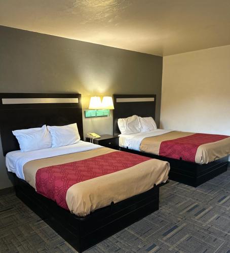 um quarto de hotel com duas camas num quarto em Budget Host Inn Charleston em Charleston