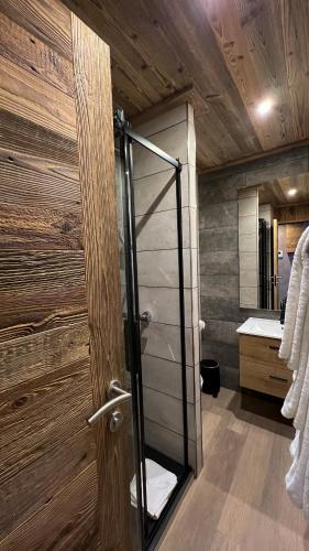 a bathroom with a shower with a glass door at Résidence GRAND COCOR, Skis aux pieds -Studio 25 m2- by MONTBLANC LOGDE in Val dʼIsère