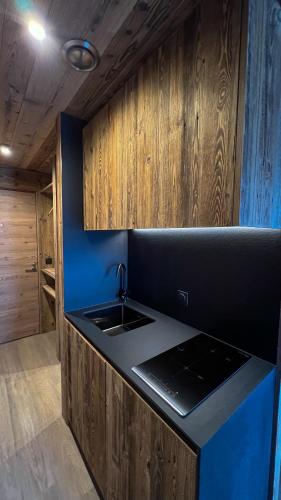 une cuisine avec un évier et un plan de travail dans l'établissement Résidence GRAND COCOR, Skis aux pieds -Studio 25 m2- by MONTBLANC LOGDE, à Val dʼIsère