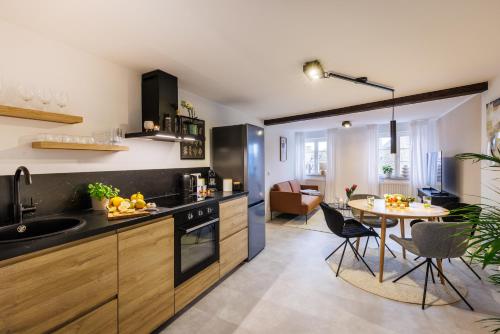Dapur atau dapur kecil di Romantik pur! Whirlpool! 2 Schlafzimmer! Klimatisiert! Gassenviertel - Fußgängerzone!