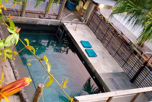 an overhead view of a swimming pool at Le ti bali Chambre in Saint-Leu