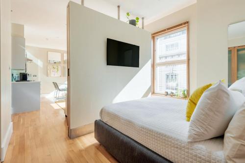 um quarto com uma cama grande e uma janela grande em Welcome London Piccadilly Circus em Londres