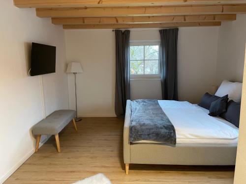 Un dormitorio con una cama grande y una ventana en Ferienhaus Surheim, en Saaldorf-Surheim