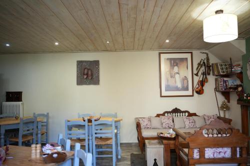 Guesthouse Doma في أراخوفا: غرفة معيشة مع أريكة وطاولة