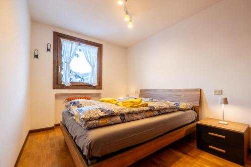 - une chambre avec un lit et une fenêtre dans l'établissement Appartamento Lorenzo, à Livigno