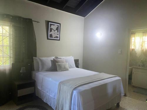 Gulta vai gultas numurā naktsmītnē Lachemar GuestHouse in Ocho Rios