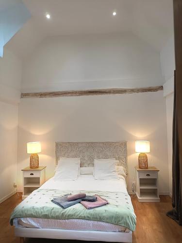 En eller flere senge i et værelse på La Maison de Juliette maison entière avec garage et terrain