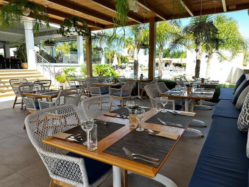 Restoran ili neka druga zalogajnica u objektu Kyknos Beach Hotel & Bungalows